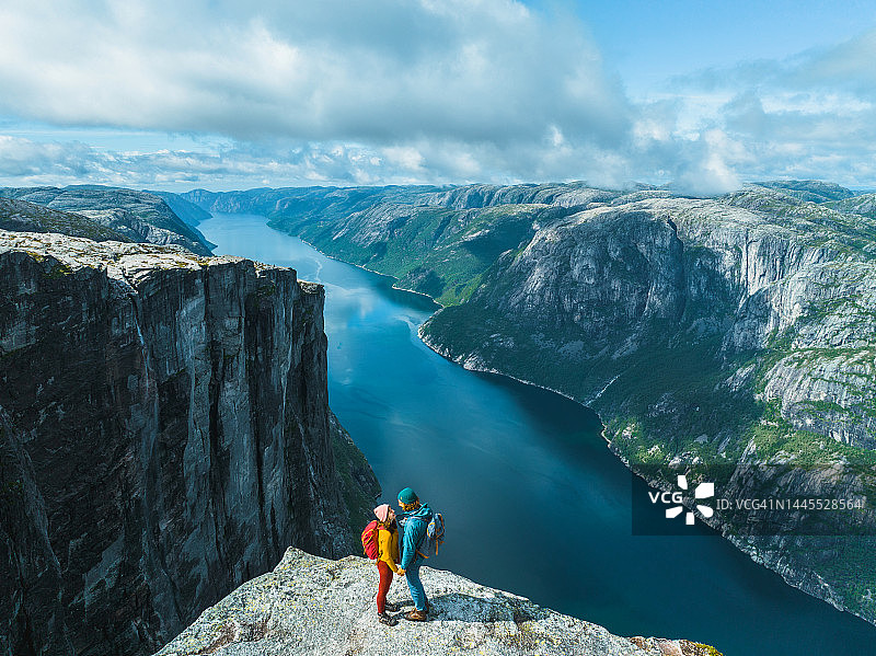 挪威山区中拥抱的男女鸟瞰图图片素材