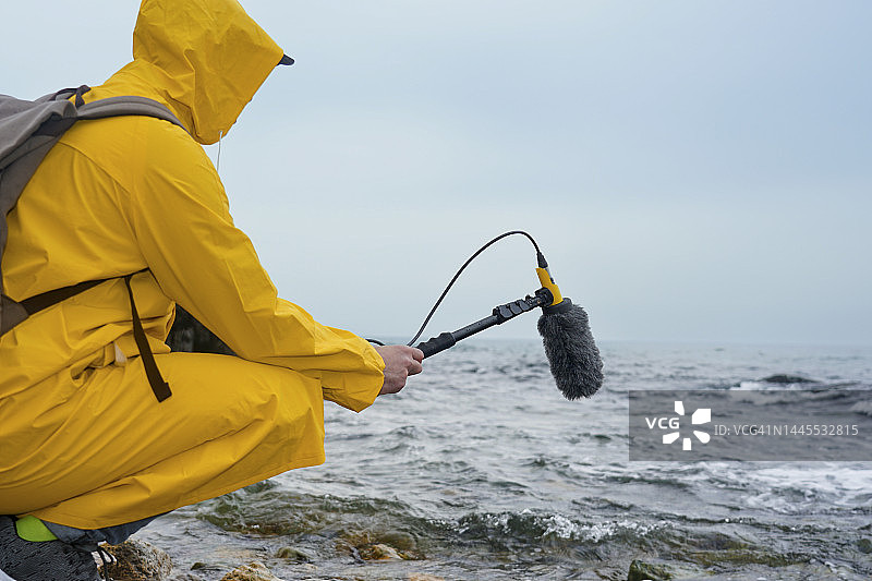 用于录制环境声音的带防风罩的枪式麦克风图片素材