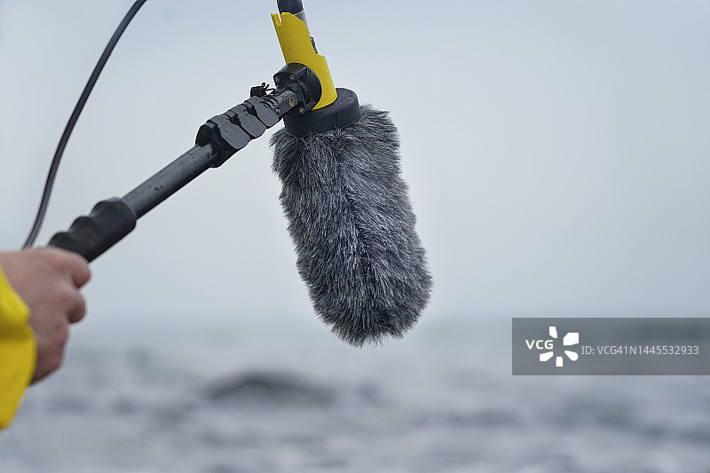 用于录制环境声音的带防风罩的枪式麦克风图片素材