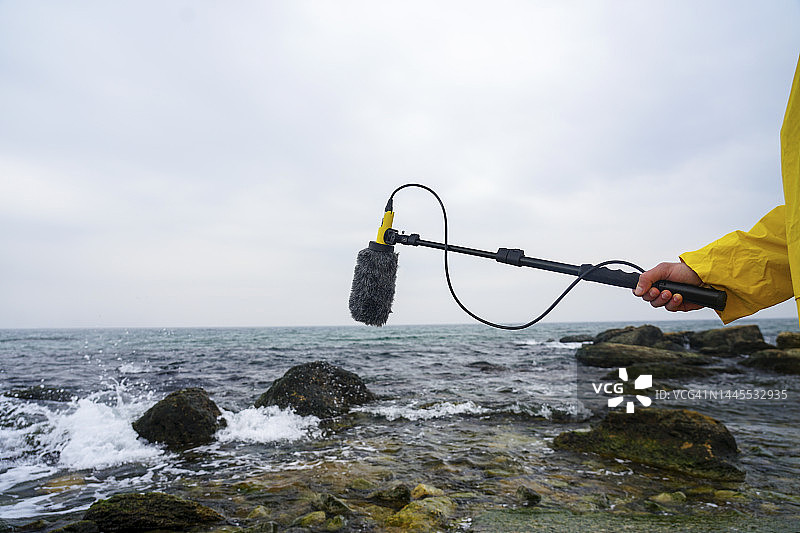 用于录制环境声音的带防风罩的枪式麦克风图片素材