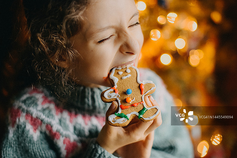 儿童啃咬姜饼图片素材