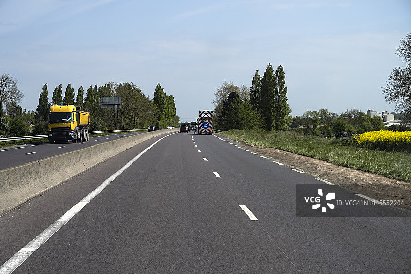 卡昂附近高速公路上的箭头交通标志图片素材