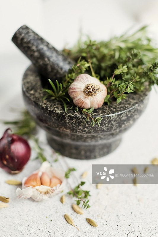 石臼中的新鲜香草和香料图片素材