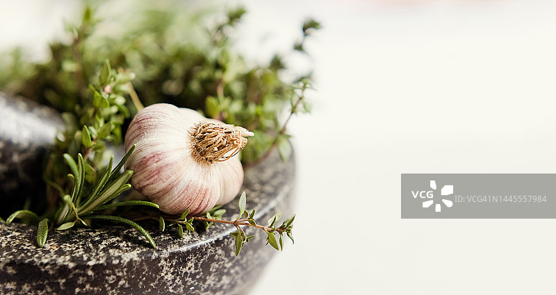 石臼中的新鲜香草和香料图片素材