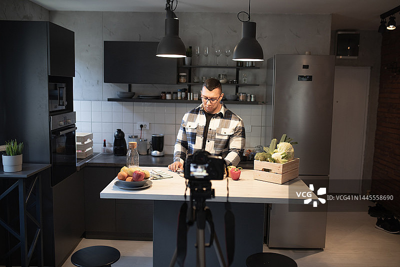 在家录制视频，在厨房准备食物图片素材