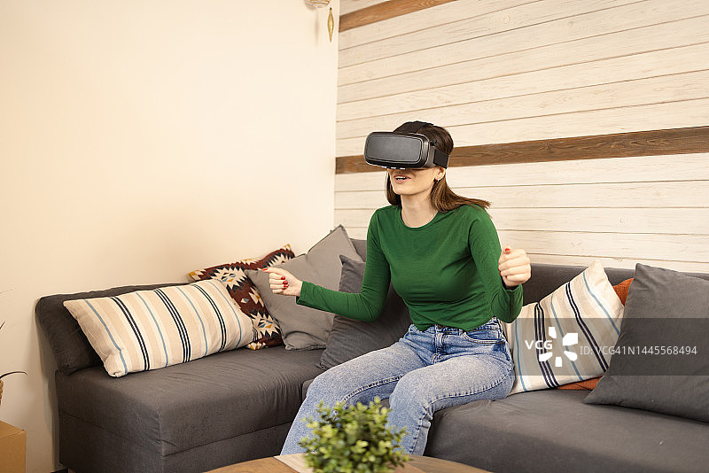 戴虚拟现实头显眼镜的年轻女人图片素材