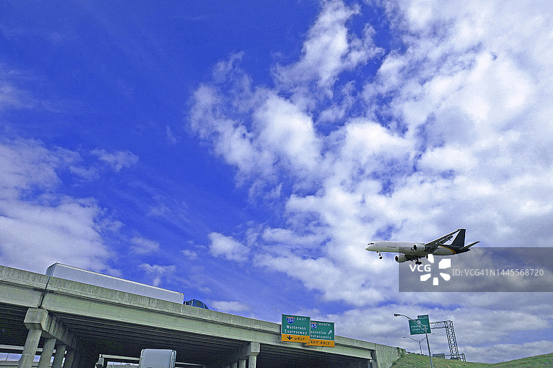 商用飞机和半挂卡车图片素材