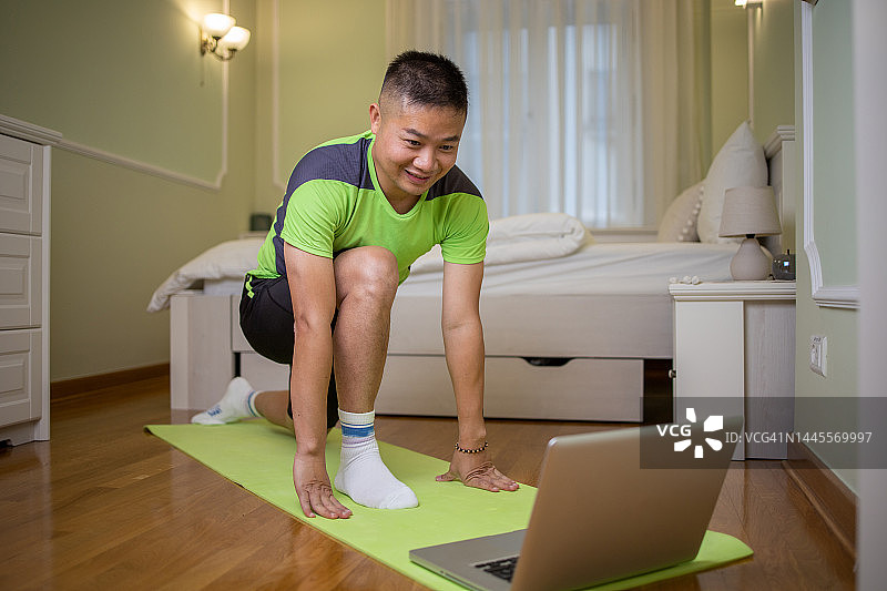 在家锻炼保持健康的男人图片素材