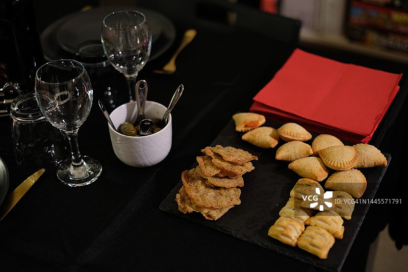 居家晚餐餐桌布置图片素材