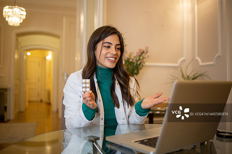 女医生在视频通话图片素材