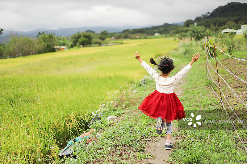 女孩在农场里奔跑图片素材