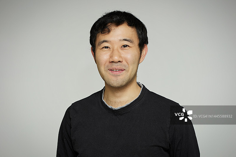 正在绘制肖像的日本男人图片素材