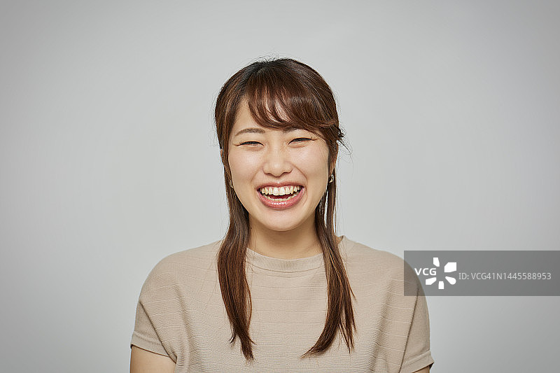 面带微笑拍摄肖像的日本女人图片素材