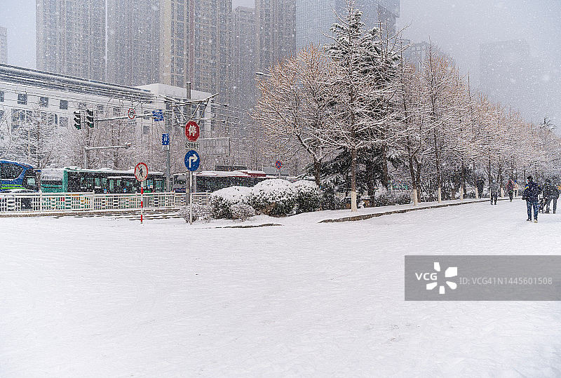 城市街道上的降雪图片素材