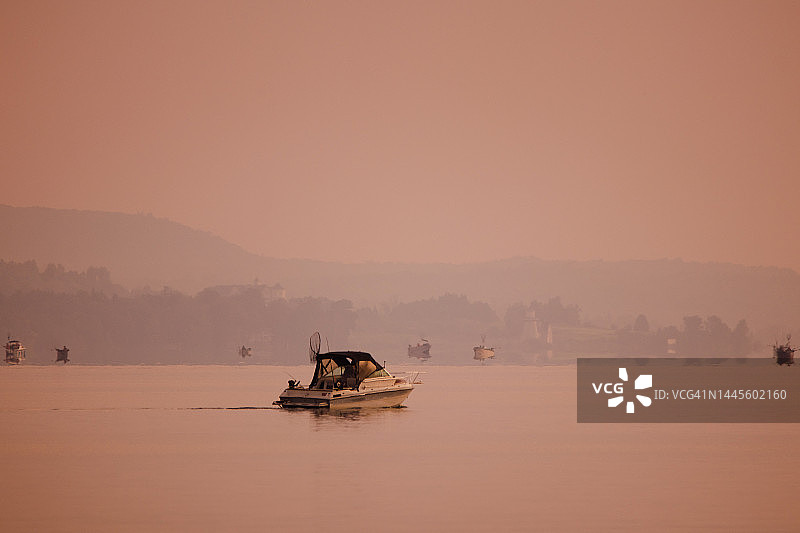 黎明时海湾中的渔船图片素材