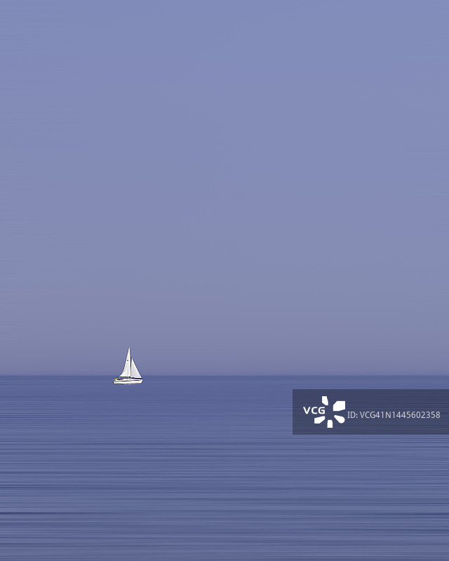 蓝色湖面上的白色帆船图片素材