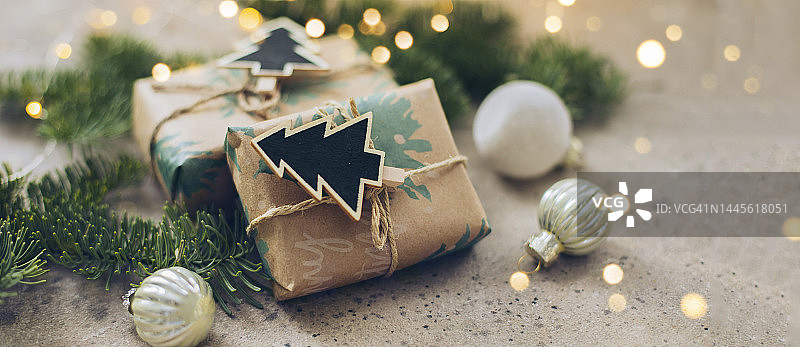 用牛皮纸包裹的圣诞礼物。设计用的banner图图片素材