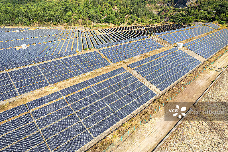 郊区的大型太阳能发电厂图片素材