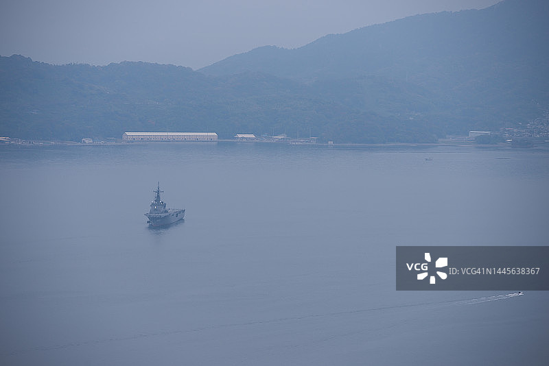 港口场景：战舰与小船往来图片素材