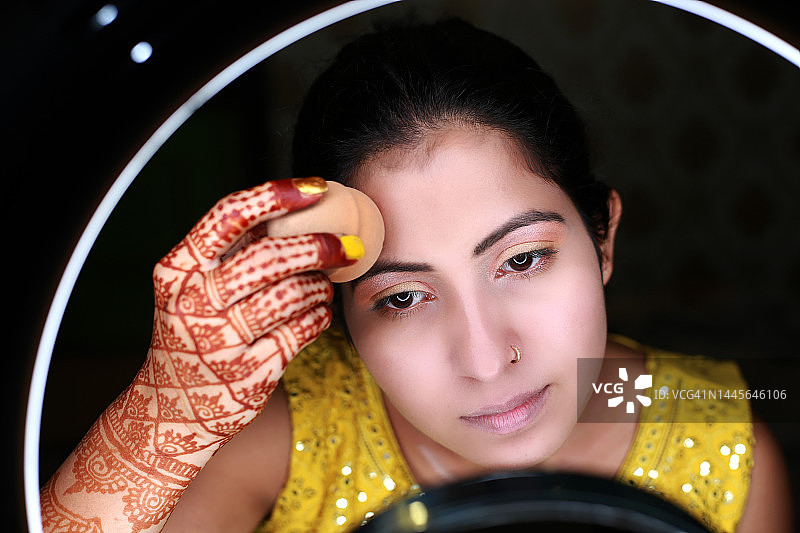 女人在脸上涂抹粉底液图片素材