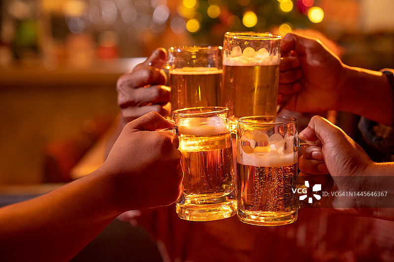 快乐的啤酒聚会图片素材