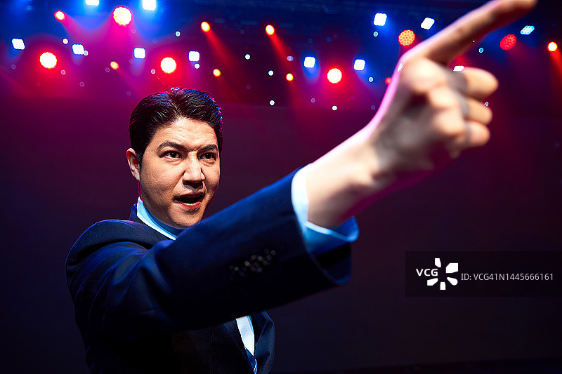 愤怒指责的男政客图片素材