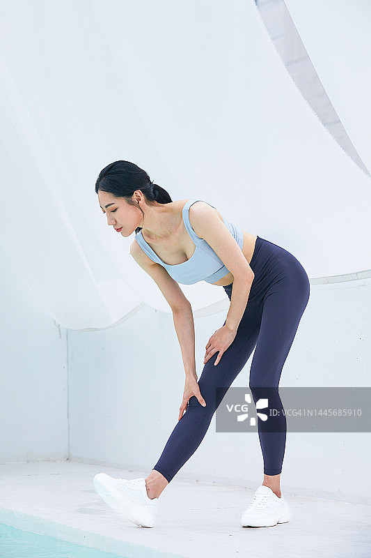 夏季紧身裤：纤细身姿，医疗美容，优美曲线，健康生活，时尚图片素材