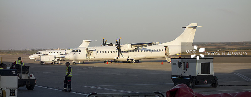 机场跑道上的喷气式飞机图片素材