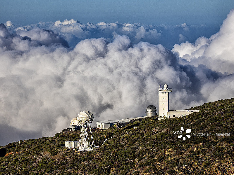 拉帕尔马岛上的洛斯穆查乔斯岩望远镜和天文台图片素材