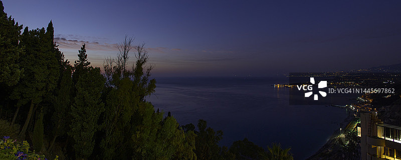 从陶尔米纳眺望爱奥尼亚海的夜景全景，西西里岛图片素材