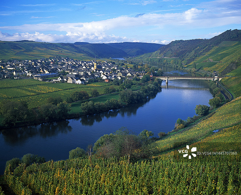 德国特里滕海姆和摩泽尔河图片素材