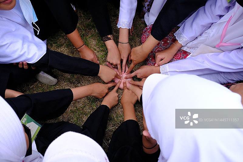 俯视视角：团结的女性手拉手图片素材