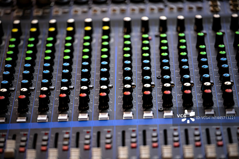 带控制面板的调音台特写图片素材