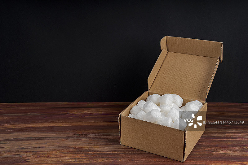 桌子上装满泡沫包装的打开的纸板箱图片素材