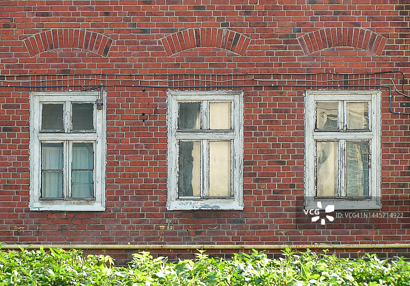 红砖房上的三扇窗户图片素材