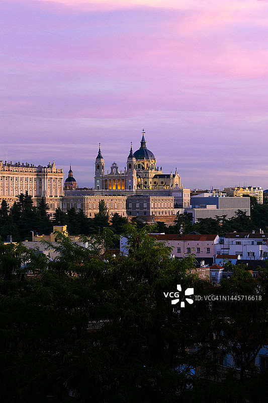 西班牙马德里日落时分的王宫和阿尔穆德纳大教堂景观图片素材