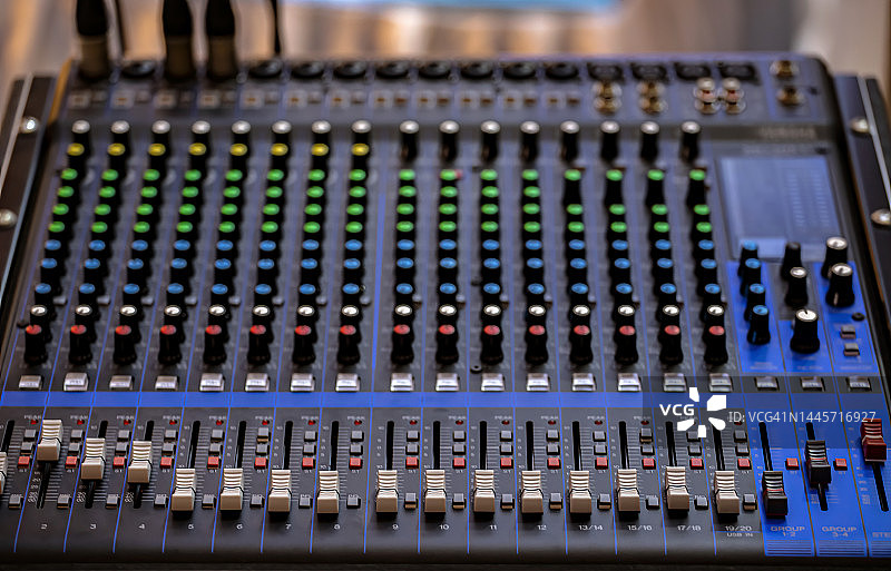 带控制面板的调音台特写图片素材