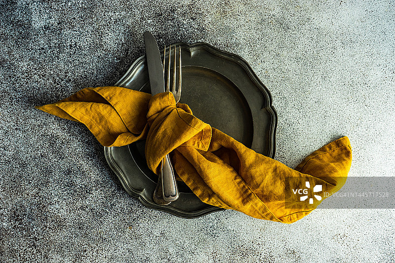 乡村风格锡制餐具摆设俯视图图片素材