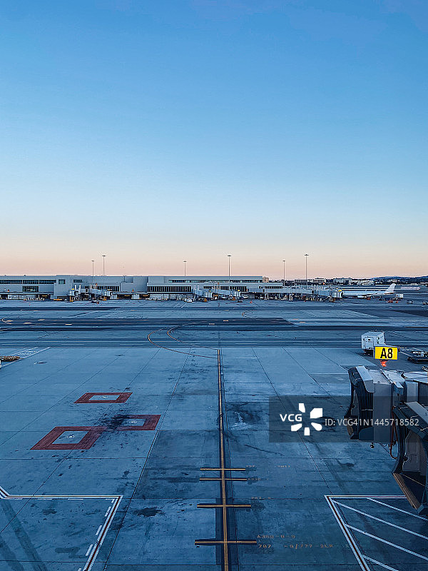 黄昏时分的空旷机场登机口图片素材