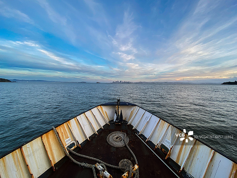 旧金山天际线下锈迹斑斑的船头图片素材