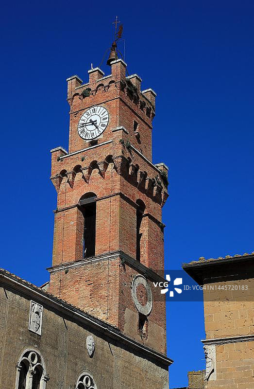 意大利托斯卡纳皮恩扎老城的市政厅钟楼和Pio II广场图片素材