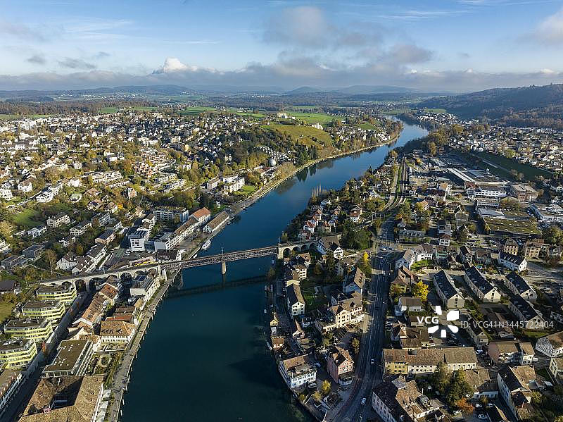 莱茵河分隔了沙夫豪森州和苏黎世州，左侧是布赫塔伦区，右侧是瑞士费尔塔尔伦市图片素材