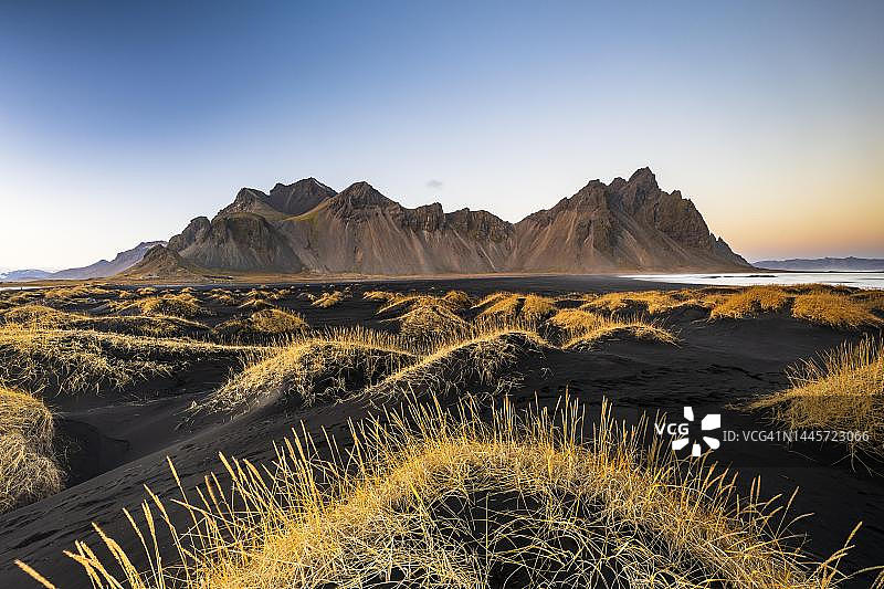 山脉前的沙丘景观：冰岛图片素材