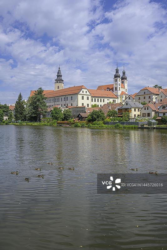 捷克维索基纳州泰尔奇古镇池塘景观图片素材