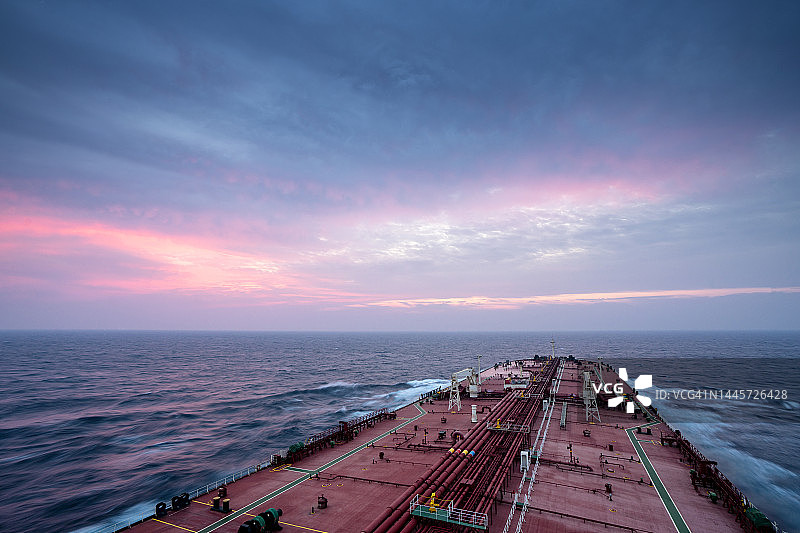 海上超级油轮，日落图片素材