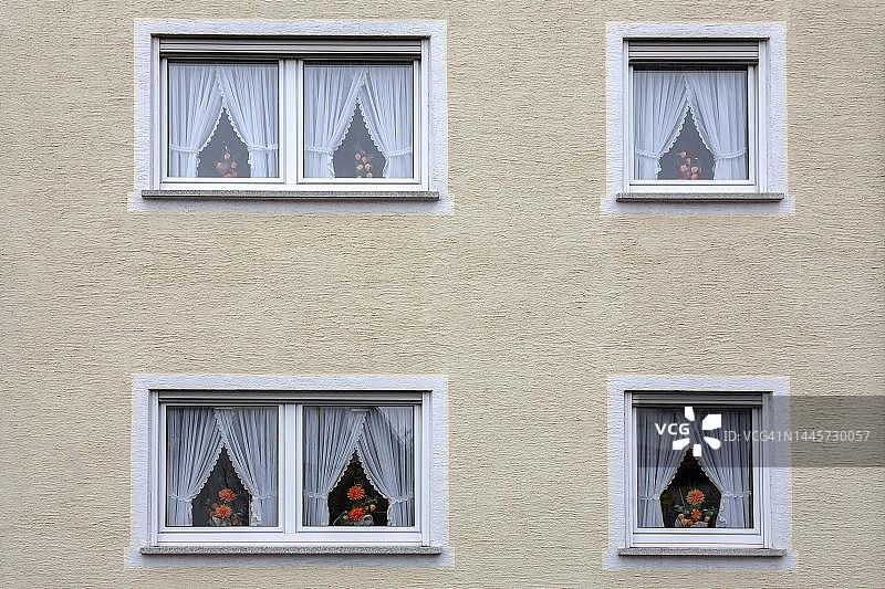 房屋正面，带有窗户，窗帘和鲜花装饰，德国莱茵兰-普法尔茨州图片素材