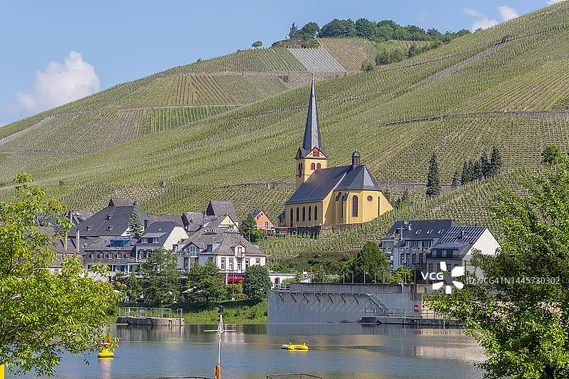 德国莱茵兰-普法尔茨州的采尔蒂宁摩泽尔河图片素材