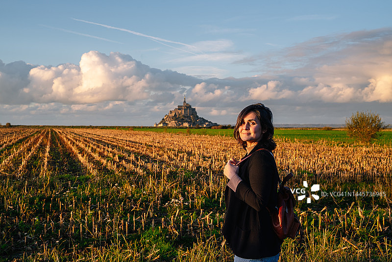 背包客在圣米歇尔山的白人女性画像图片素材
