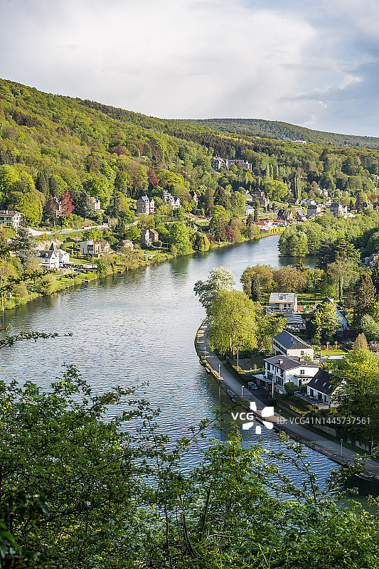 默兹河畔的普罗丰德维尔村图片素材