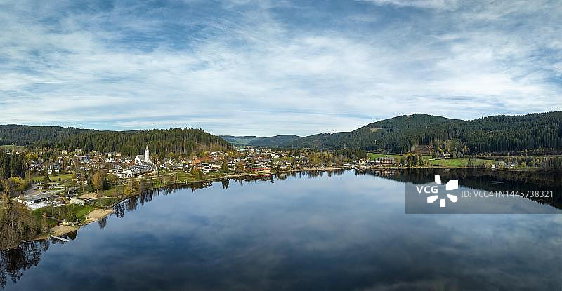 德国蒂蒂湖风光：黑森林南部湖泊和蒂蒂塞-诺伊施塔特镇图片素材